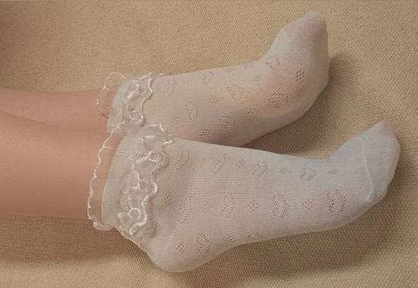 Weiße getragene Spitzen-Socken – verspielt & zart